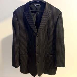 Versini Men’s Vintage Black Pinstripe Two-Piece Suit Set Size 40 Long pants 46 L